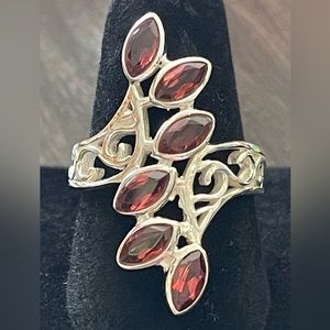 Gorgeous 925 sterling silver and Garnet ring
